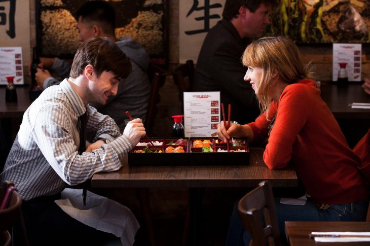 Escena de la película solo amigos protagonistas comiendo en un restaurante 