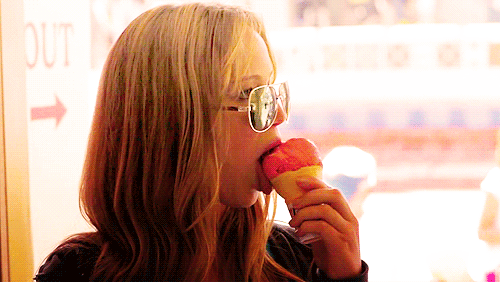 chica comiendo un helado 