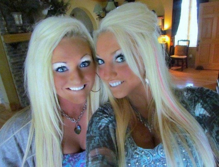 gemelas bronceadas usando corrector blanco para ojos 