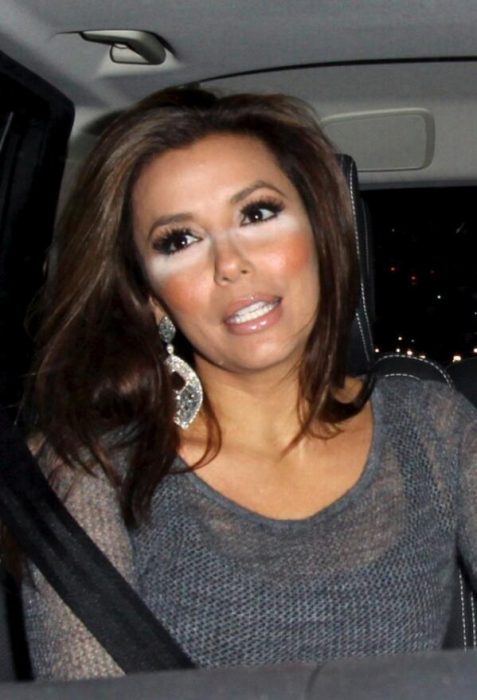 eva longoria usando un maquillaje exagerado 