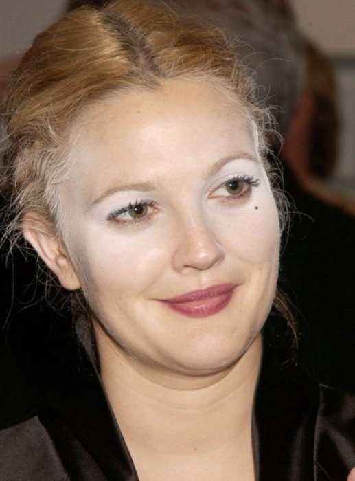 drew barrymore usando maquillaje de color blanco por toda la cara 