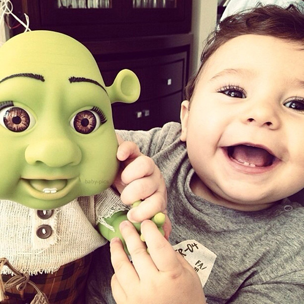 muñeco de shrek bebe que se parece a un niño que solo tiene dos dientes 