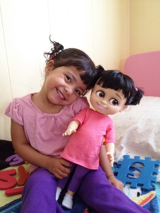 niña junto a su muñeca que es idéntica a ella 