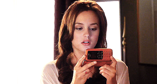 GIF chica viendo su celular