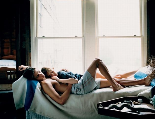 pareja de novios recostados en la cama abrazados durmiendo 