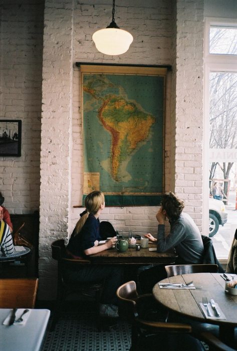 pareja observando un mapa en un restaurante 