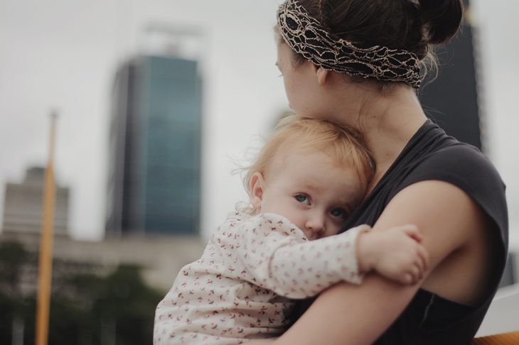 Mamá abrazando a su pequeña hija 