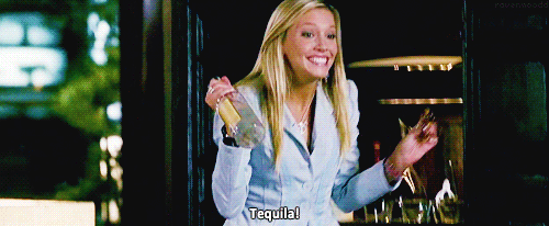 GIF de una chica gritando emocionada que tiene tequila 