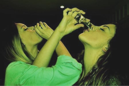 chicas brindando con tequila 