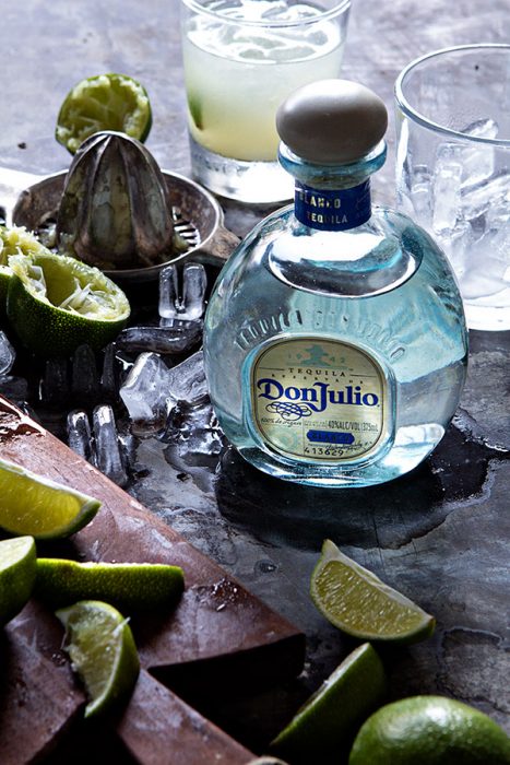 tequila blanco don julio en una mesa con limones 