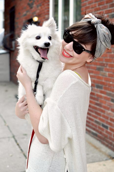 chica con un perro en los brazos 