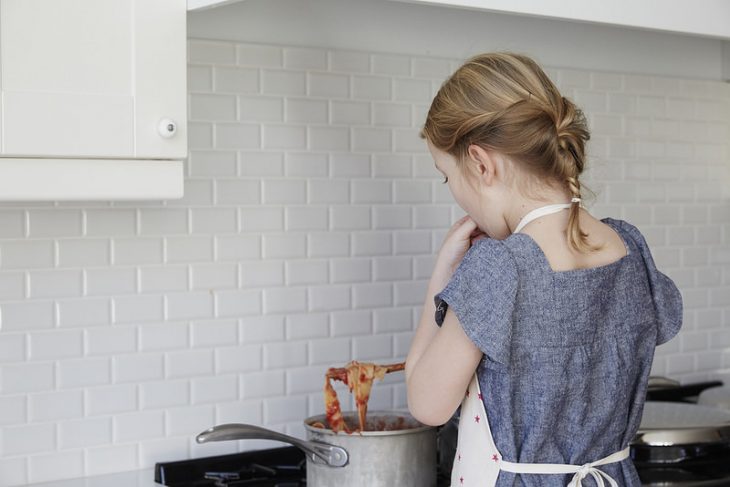 Chica cocinando 