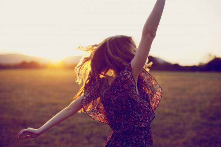 Chica bailando con el atardecer 