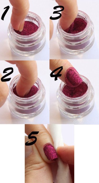 mujer pintandose las uñas con gliter de color morado 