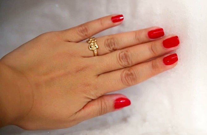 uñas de una mujer con esmalte rojo 