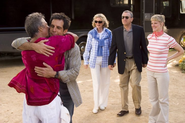 Escena de la película los fockers padre e hijo abrazados