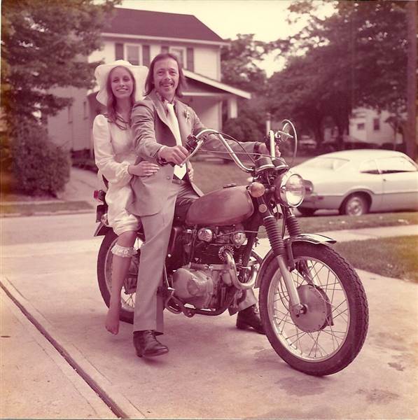 La pareja en motocicleta, el día de su boda en 1975.