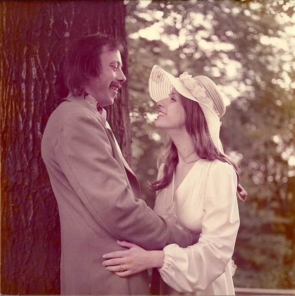 Carrie y Dex hace 40 años, el día de su boda