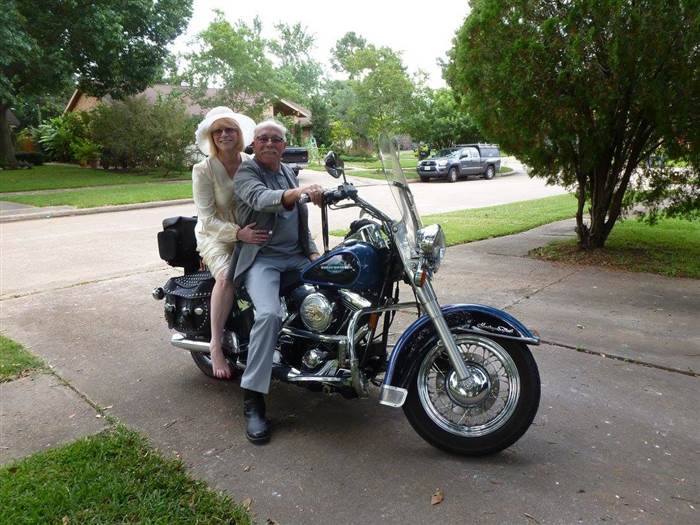 La pareja hoy, sobre la misma motocicleta.