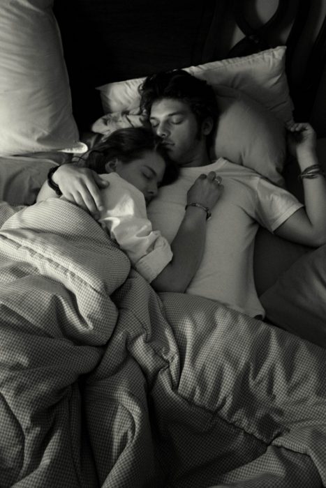 Pareja de novios dormidos en una cama 