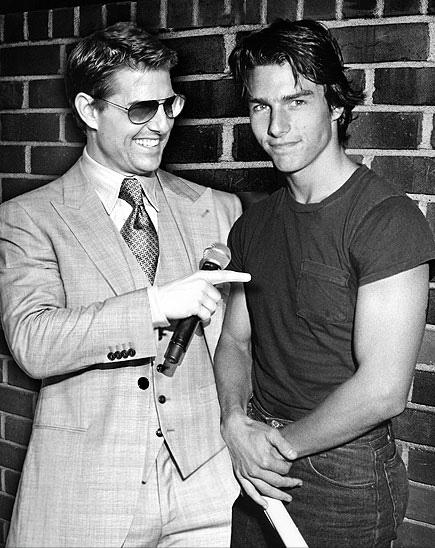 Actor tom Cruise posando junto a el mismo cuando era más joven 