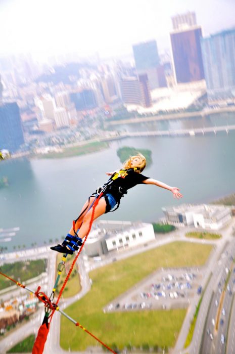 Chica aventándose del bungee