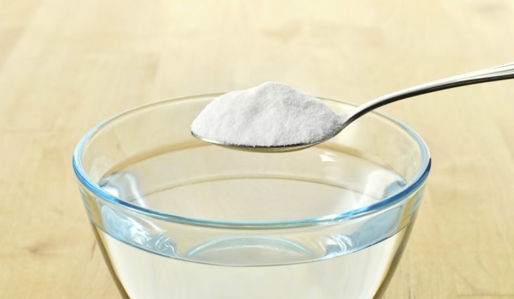 Cucharada de bicarbonato de sodio en un vaso de agua 