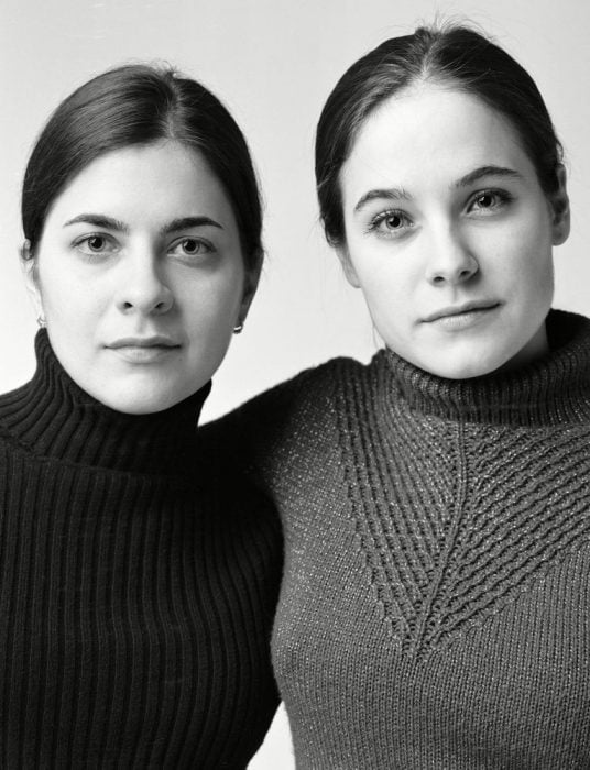 mujeres que parecen gemelas abrazadas 