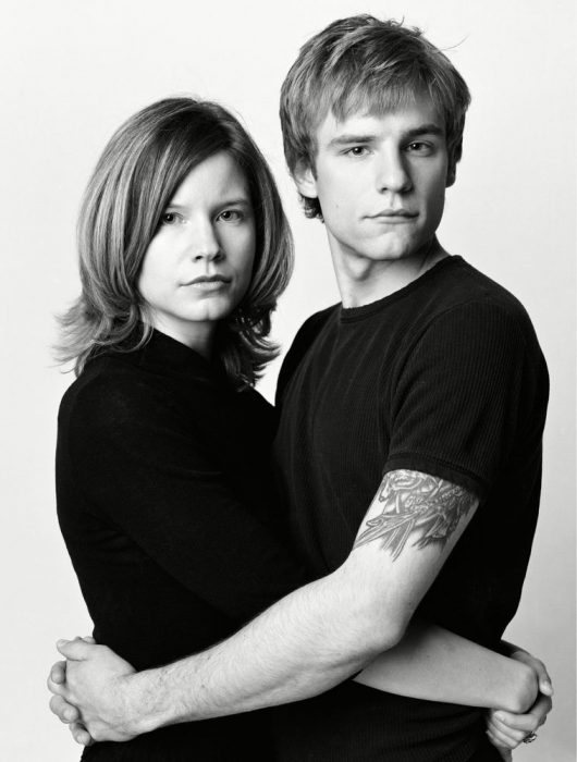 mujer y hombre abrazados y posando para una fotografía 