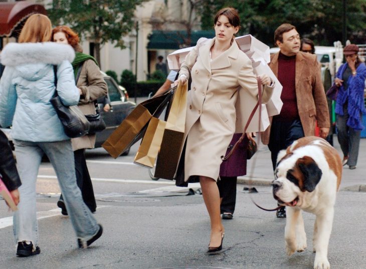 Escena de la película el diablo viste a la moda chica paseando al perro 