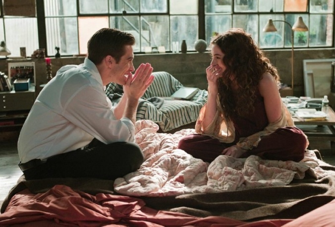 Escena de la película amor y otras adicciones pareja en una recamara conversando 
