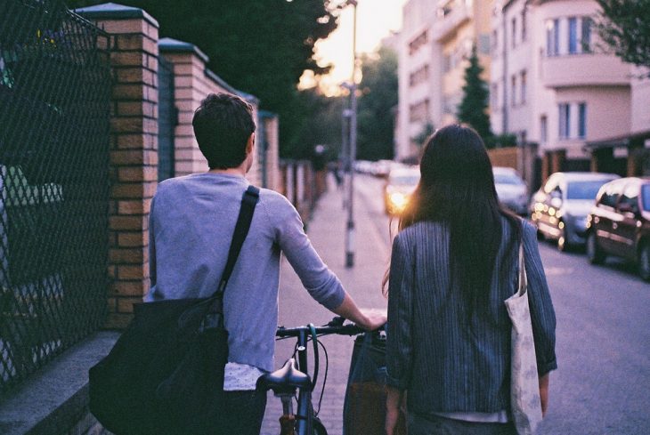 Pareja caminando por la calle 