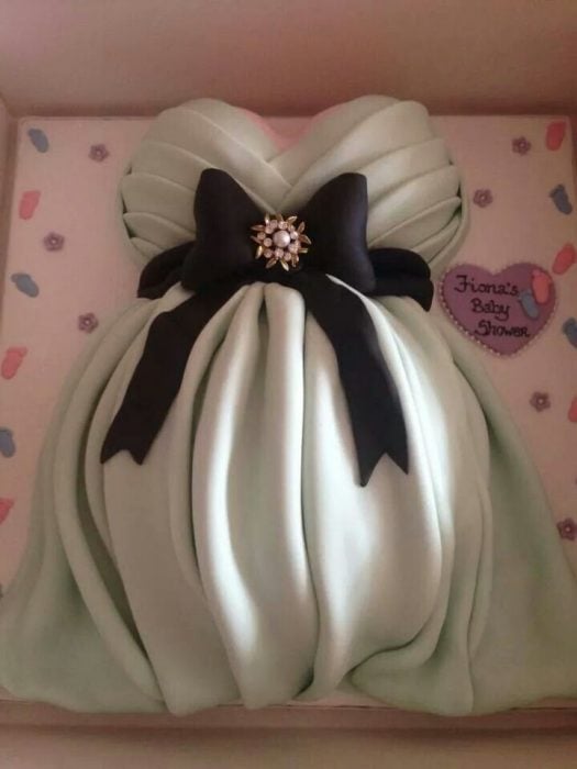 pastel que simula la panza de una embarazada 