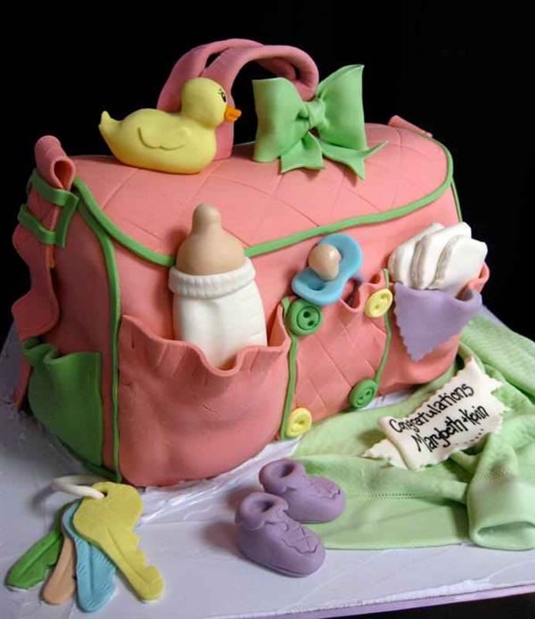 Bolsa pañalera hecha de pastel con detalles de artículos para bebé