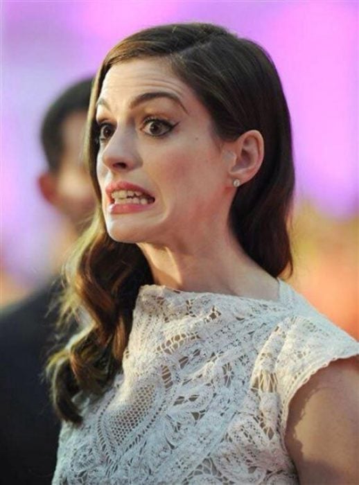 Anne Hathaway con cara de preocupación 