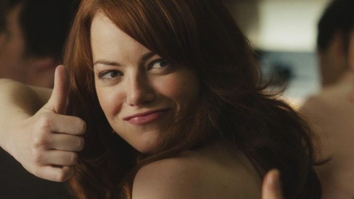 Emma Stone con pulgar arriba 