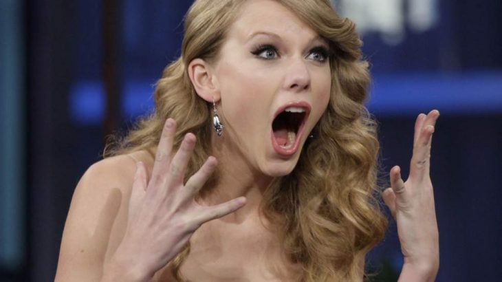 Taylor Swift gritando 