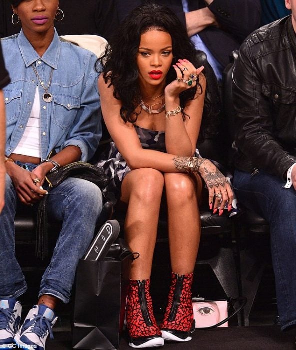 Rihanna con cara de sorprendida 