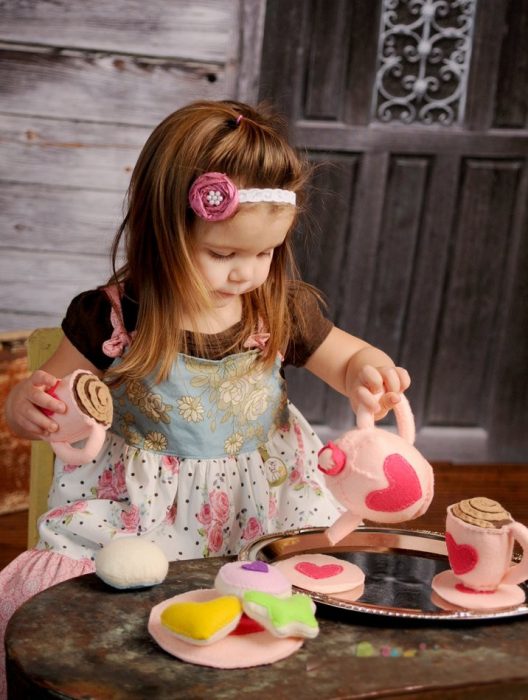 Niña jugando a la hora del té