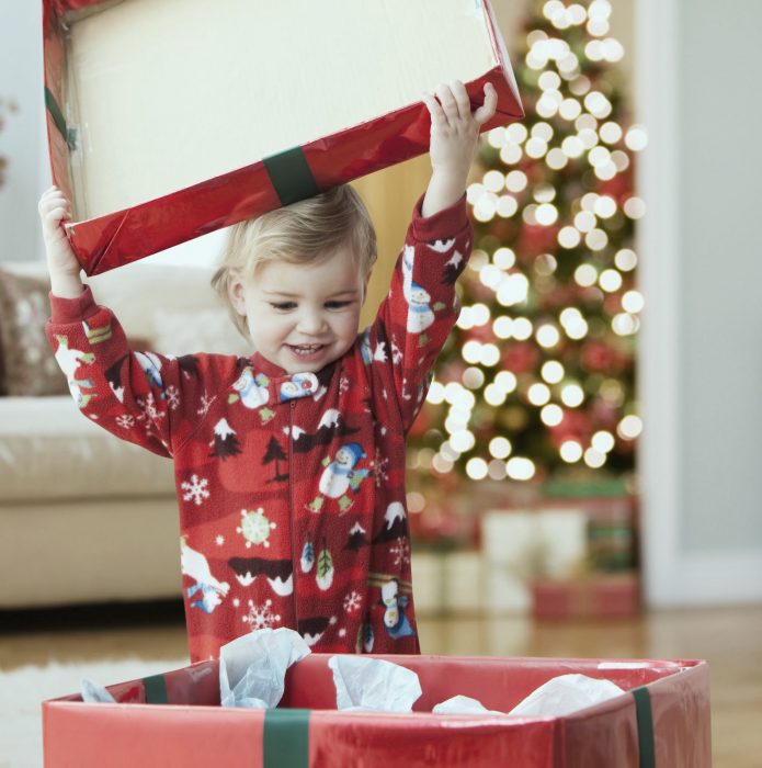 Bebé abriendo un regalo 