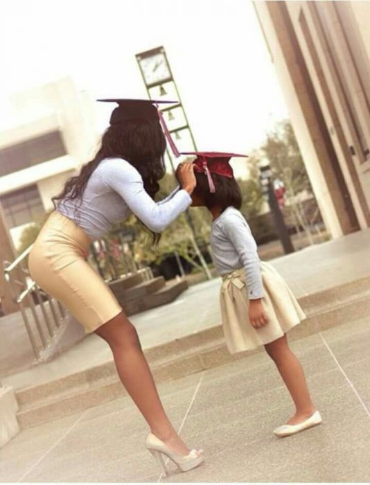 Chica y niña en graduación