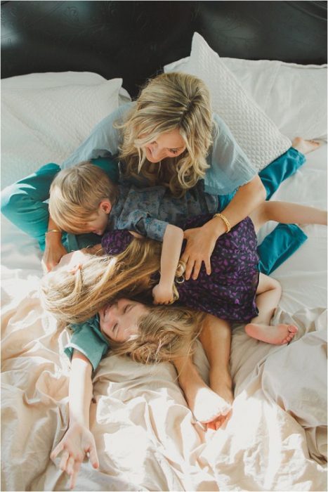 Chica con niños en la cama