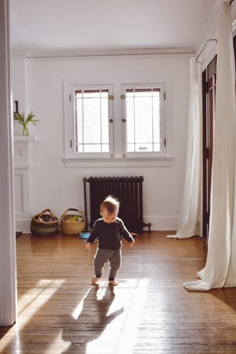 Bebé caminando en un cuarto 
