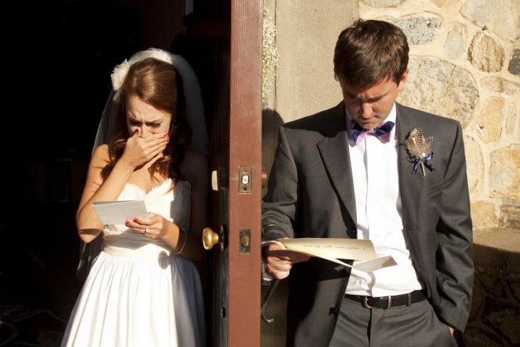 Novios llorando el día de su boda 