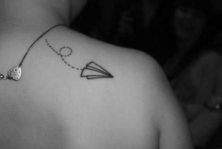 Tatuaje avión de papel 
