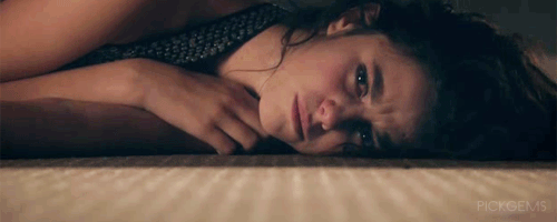 Chica bajo la cama llorando 