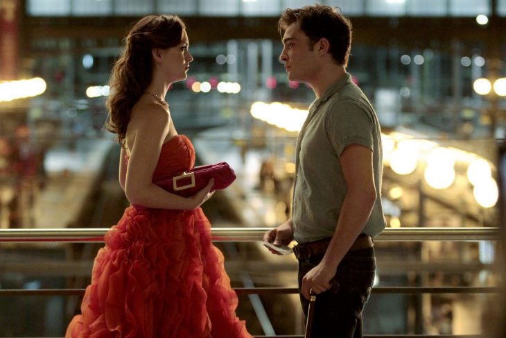 Escena de la serie gossip girls blair y chuck hablando 