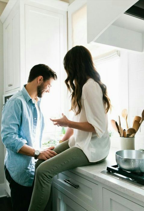 pareja en la cocina de una casa conversando 