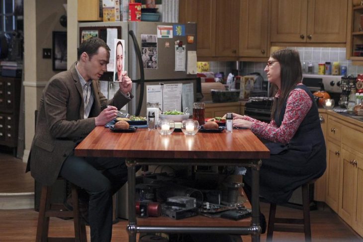 Escena de la serie the big bang theory shedon y su novia cenando 