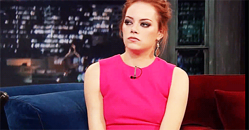 Emma stone en una entrevista haciendo muecas 